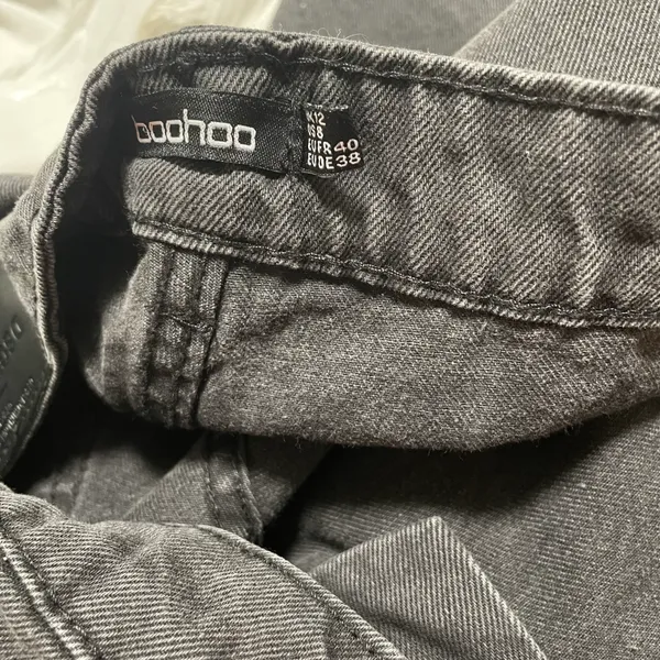 Boohoo NWT Black RIPPED KNEE STRAIGHT FIT JEANS - Image 5
