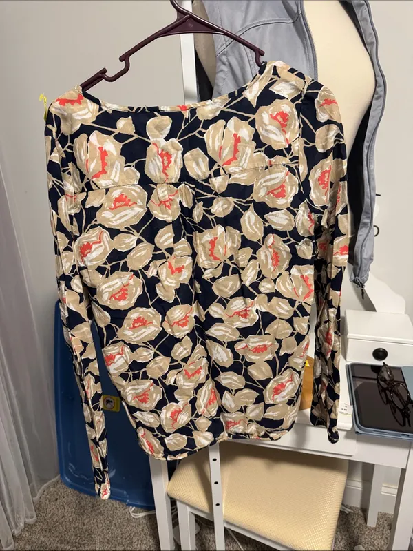 Lucky Brand Navy Floral Lace-Up V-Neck Top with Coral Accents - Image 4