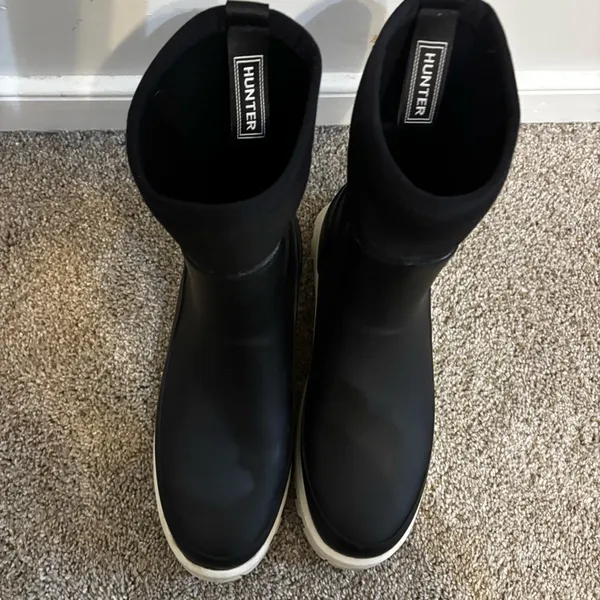 Hunter Women’s City Explorer Short Rain Boots, Black/Shaded White Size 9 - Image 5
