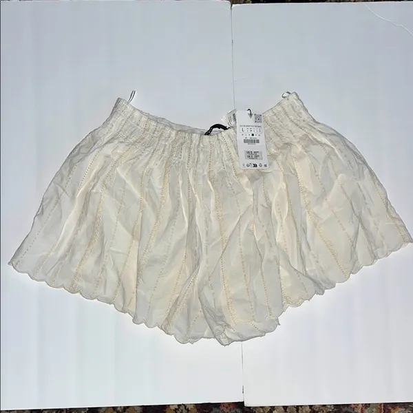 Zara Scalloped Eyelet Relaxed White Shorts Size L - Image 3