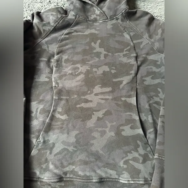 Lululemon Scuba Pullover Hoodie size 6 Camo Faded Gray - Image 2