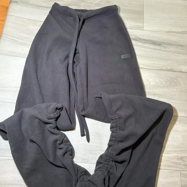 Skims fleece lounge stacked pant Color storm - Image 4