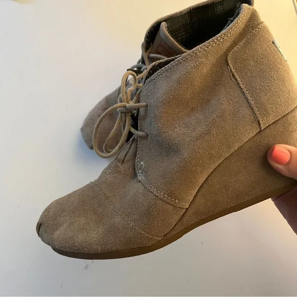 TOMS Suede Desert Tan Lace Up Wedge Ankle Bootie Boots - Women's 8 - Image 3