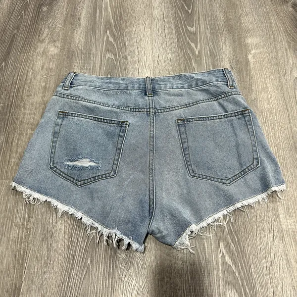 White Fox Push My Buttons Mid Blue Wash Denim Shorts NWT Size S - Image 5