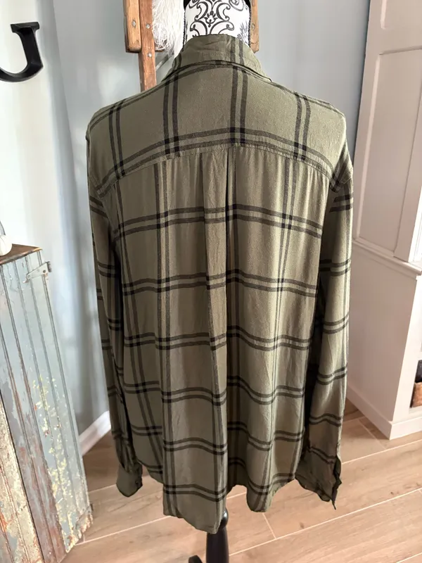 Time & Tru size XXL green & black button down shirt - Image 5