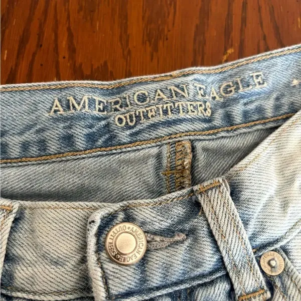 American Eagle Mom Jean Cutoff Shorts Distressed Size 2 Light Wash - Image 4