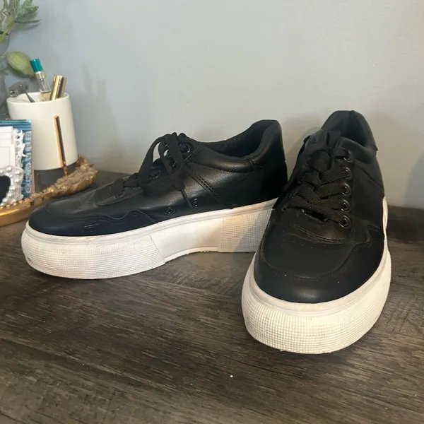 Ideal Shoes black lace-up platform sneakers - Image 4
