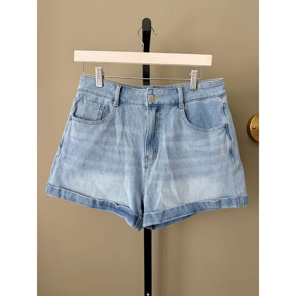 Halara Flex™ Mid Rise Zipper Pockets Denim Casual Shorts 3’' Medium - Image 2