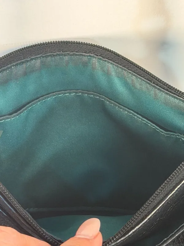 Source Unknown Black Pebbled Leather Crossbody Bag - Image 2