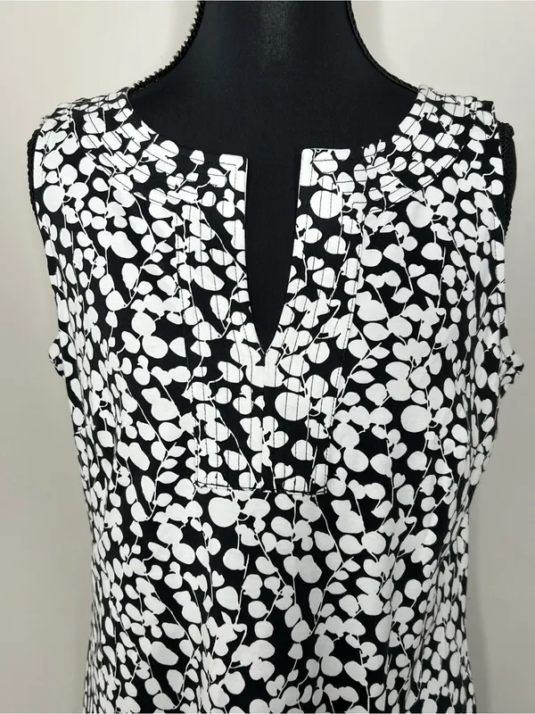 New York & CompanySleeveless Black & White Printed Shift Dress Size Medium - Image 2