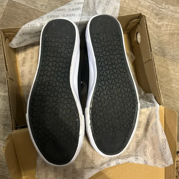 Black high tops Size 8 - Image 6