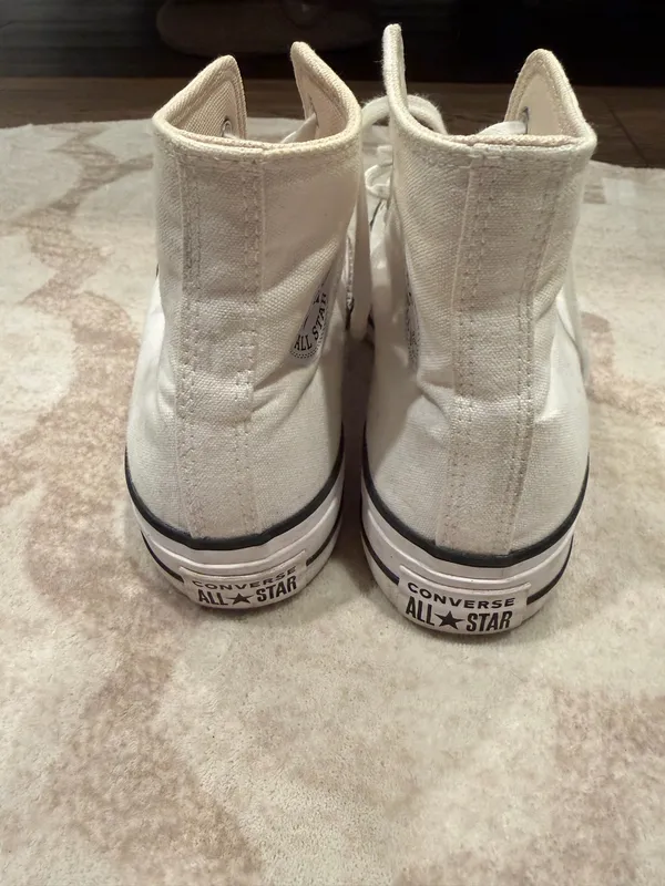 High-Top Converse Chuck Taylor - Image 3