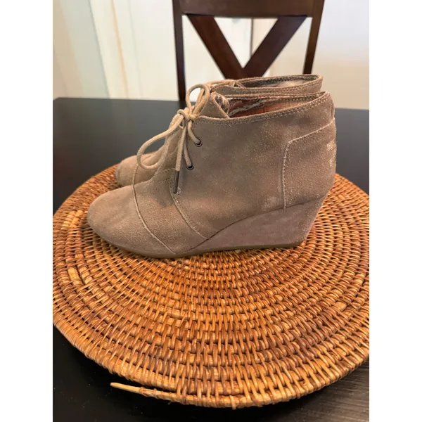 TOMS Desert Wedge Taupe Suede Lace Up Ankle Booties Womens‎ 8.5 Heel Shoes - Image 7