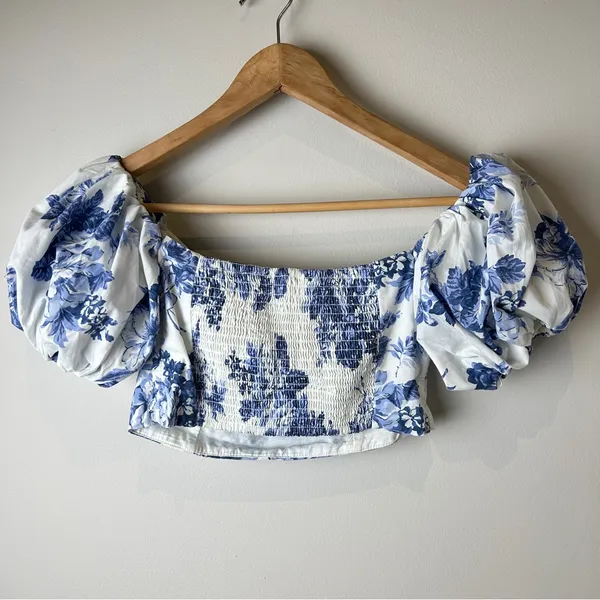 Abercrombie Floral Blue & White Women's Puff Sleeve Cropped Gathered Bodice Top - Image 2