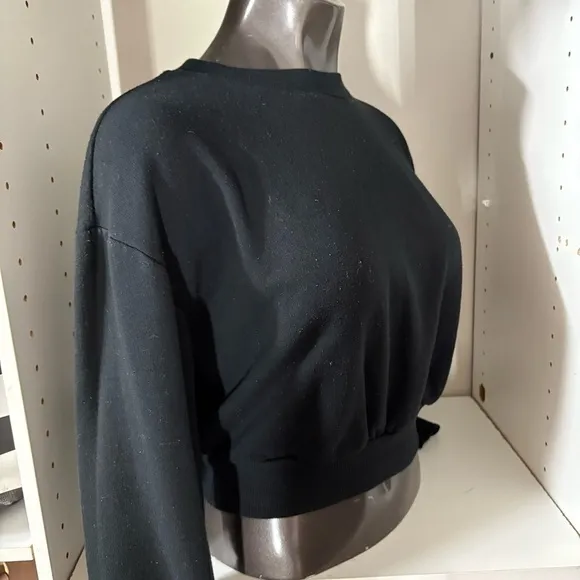 Woman’s wild fable crop top pull over sweatshirt, size medium - Image 2