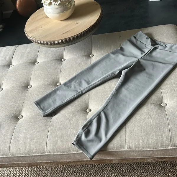 Alo Yoga Grey Cropped Workout Leggings Size Small - Image 3