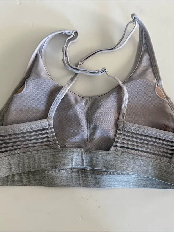 Gymshark FlexMotion Cross-Back Training Sports Bra in Light Grey. Size Medium - Image 4