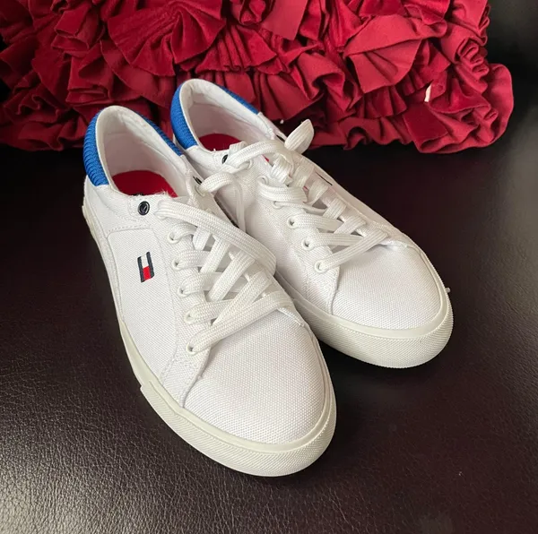 Tommy Hilfiger women’s brand new finice lace up sneaker size 8 avail - Image 7