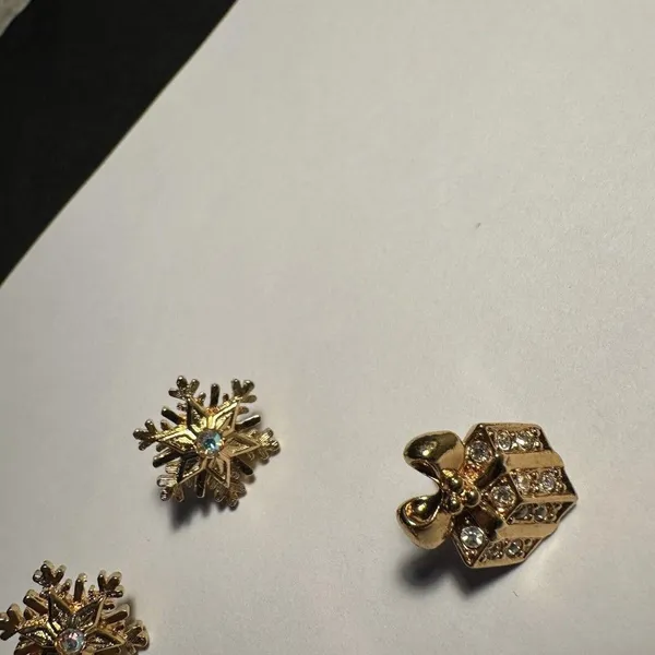 2 Avon Christmas Holiday Pierced Rhinestone Stud Earrings Snowflake Present - Image 3