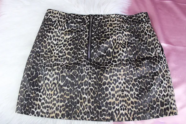 Forever 21 leather-like leopard print mini skirt - Image 4