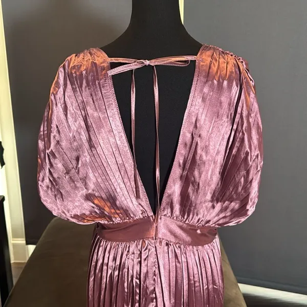 Women’s Lightweight Pleated Satin Midi Dress V-Neck Short Sleeve Size L - Image 5