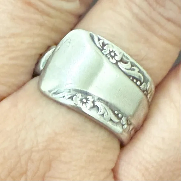 Vintage 1940 “Camilia” Sugar Spoon Ring Size 9 - Image 6