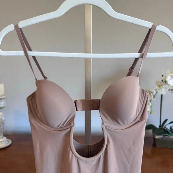SKIMS Deep Plunge Shapewear Mid Thigh Bodysuit Clay Medium NWOT - Image 4