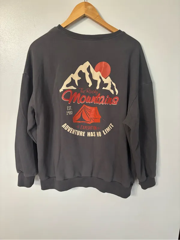 Gray Crewneck Sweatshirt with Orange 'Mountains' Script Size M - Image 5