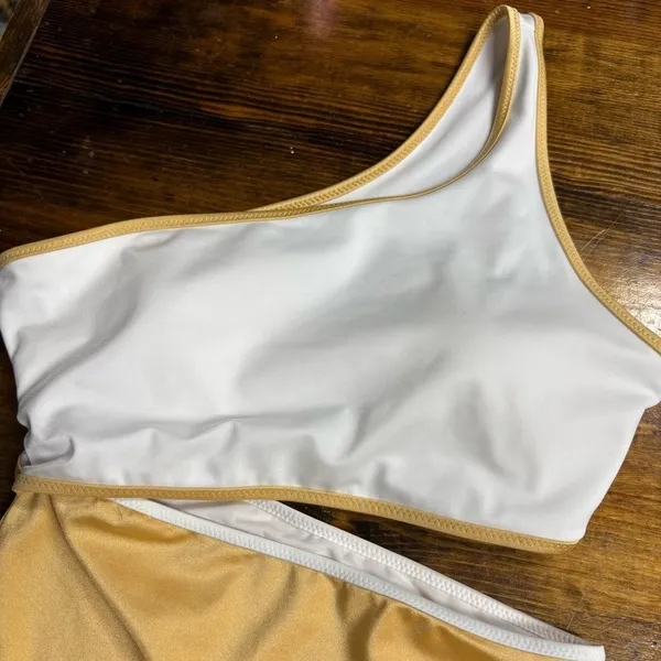 Victoria’s Secret White And Gold One Shoulder Cutout Swimsuit Size‎ Small - Image 4