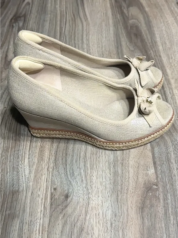 Tory Burch Espadrille Wedge Peep Toe Bow Pumps Metallic Beige. - Image 14