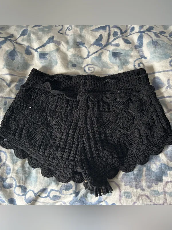 Surf gypsy boho sea shell tie embellished black knit shorts - Image 7