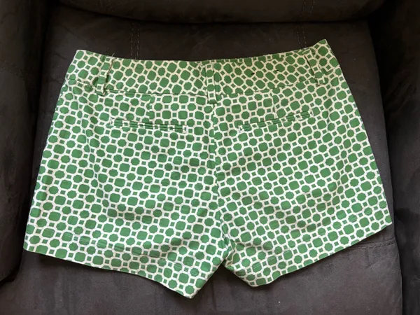 Banana Republic green and white shorts size 8 - Image 3