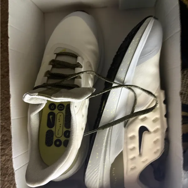 NWOT‎ Nike Air Winflo 9 Shield Women’s size 8 - Image 2