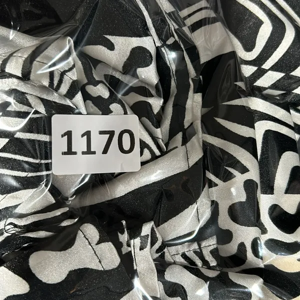 E Y Signature Caftan. (1170) Black Size undefined - Image 7