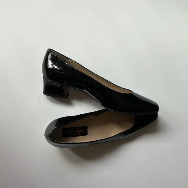 Gloria Vanderbilt Patent Leather heels. Size 7. Worn 3x. Great condition. - Image 4