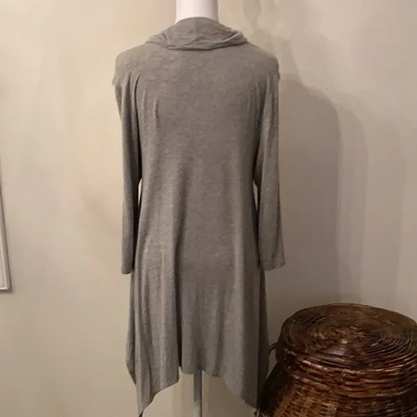 Cha Cha Vente size M long sleeve grey shark bite hem tunic with pockets EUC - Image 6
