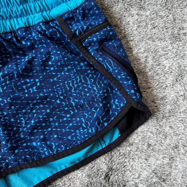 Lululemon Tracker Short III Women’s Size 6 - Image 4