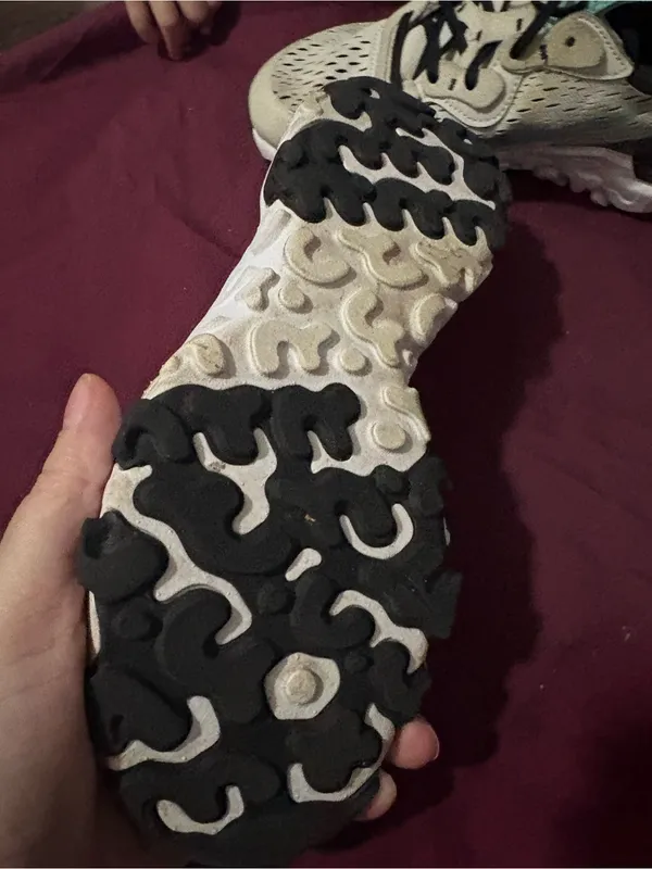 Nike Women's Beige Sneakers with Teal Swoosh size 4,5y - Image 2