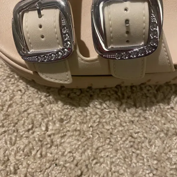 New Without Tag Beige Rubber Ssndals Size 6.5 - Image 6