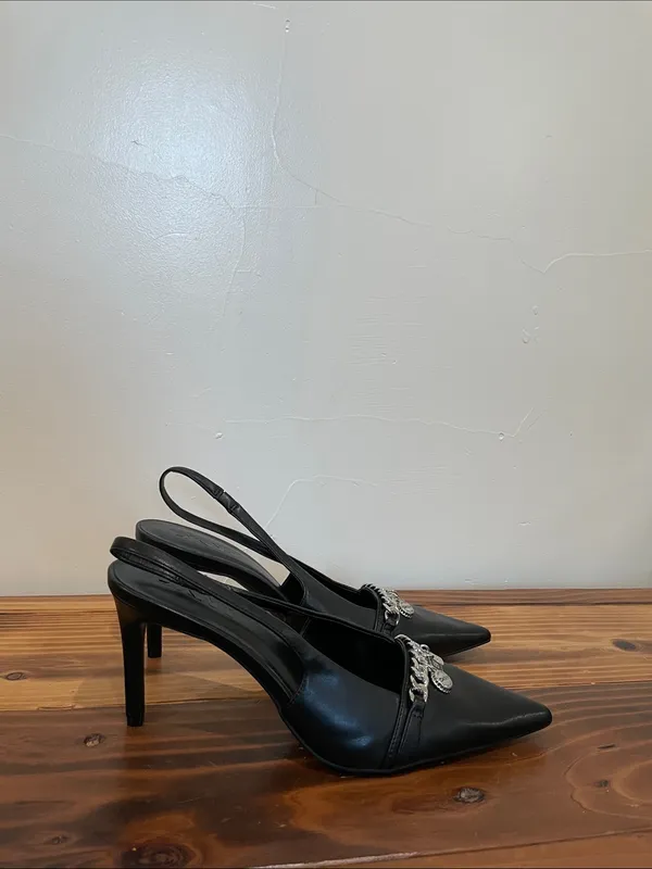 New! DKNY Slingback Pumps Black Heels Chain & Charms Detail Size 8.5 - Image 6