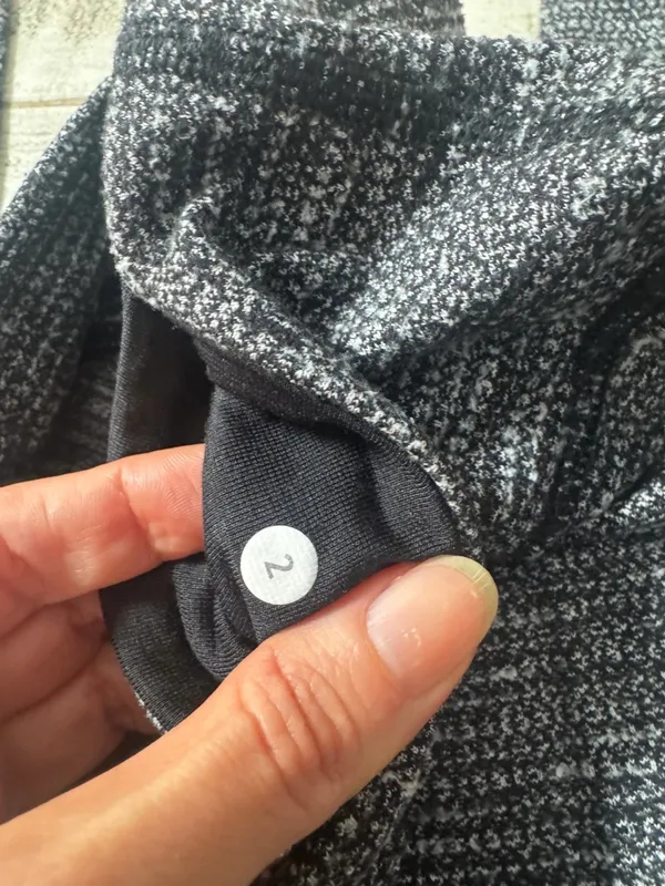 Lululemon Size 2 Gray Black Legging SOFT - Image 2