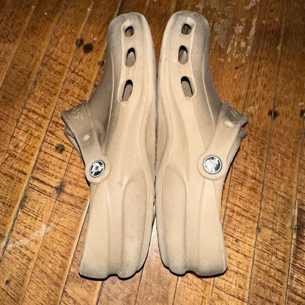 Crocs tan closed toe washable 8/10 rubber slip on clogs - Image 5