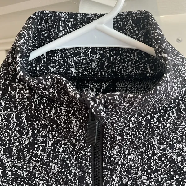 lululemon jacket size 6 - Image 2