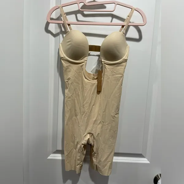 Skims Deep Plunge Shapewear Mid Thigh Bodysuit in Sand Size S - Image 7