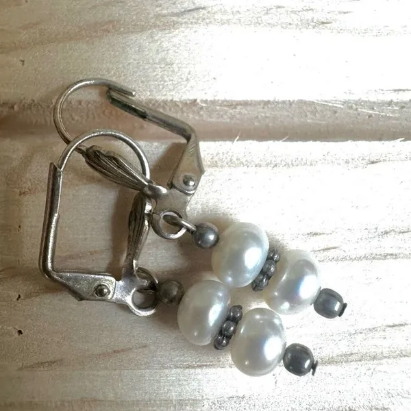 Silver tone pearl vintage drop earrings - Image 4
