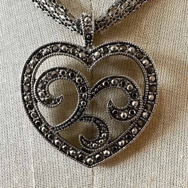 Silver tone Marcasite Heart Pendant necklace - Image 2