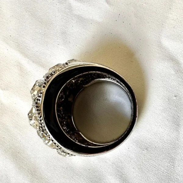 Silver tone rhinestone cocktail ring - Image 7