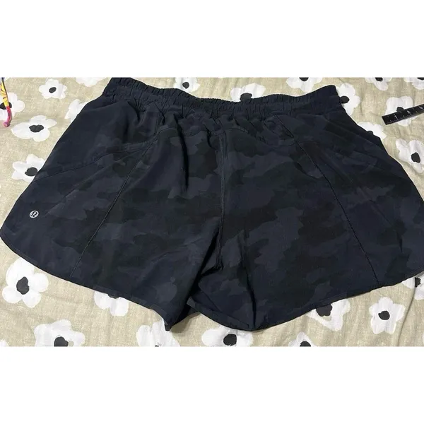 Lululemon black camo shorts - Image 5
