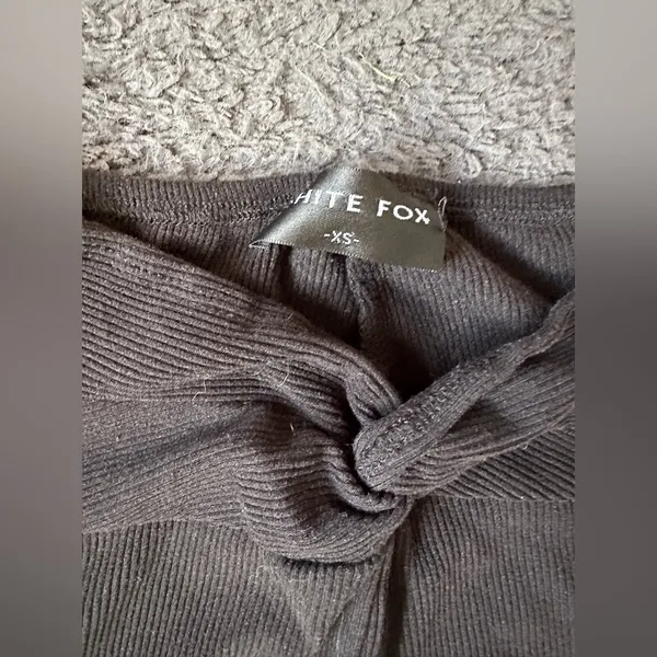 White Fox straight leg leggings, black XS with twist waist - Image 3