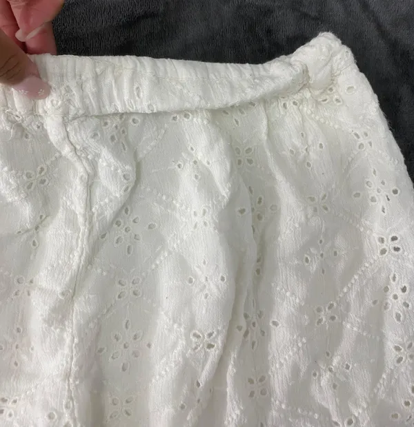 Hollister Eyelet Creme Shorts - Image 7